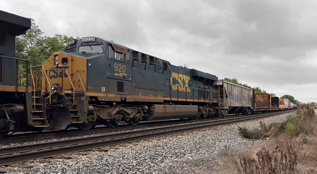 CSX 920 on M370.